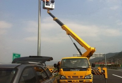 揚(yáng)中高空作業(yè)車出租,高空車出租,路燈車出租