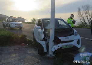 這次不對著車干,直接瞄準路燈桿,奇瑞小螞蟻全鋁合金車架再立功