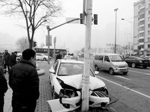 沈陽(yáng)出租車(chē)為躲避其他車(chē)輛撞上路燈桿，警示安全意識(shí)